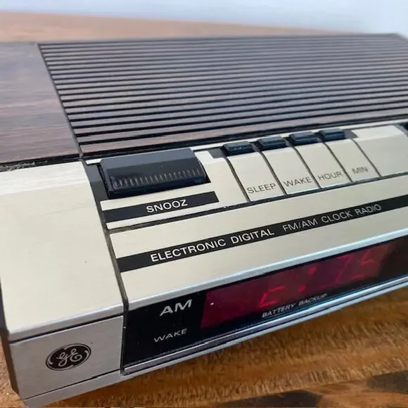 Vintage General Electric GE AM/FM Alarm Clock Radio Wood Grain- WORKS - Picture 2 of 7